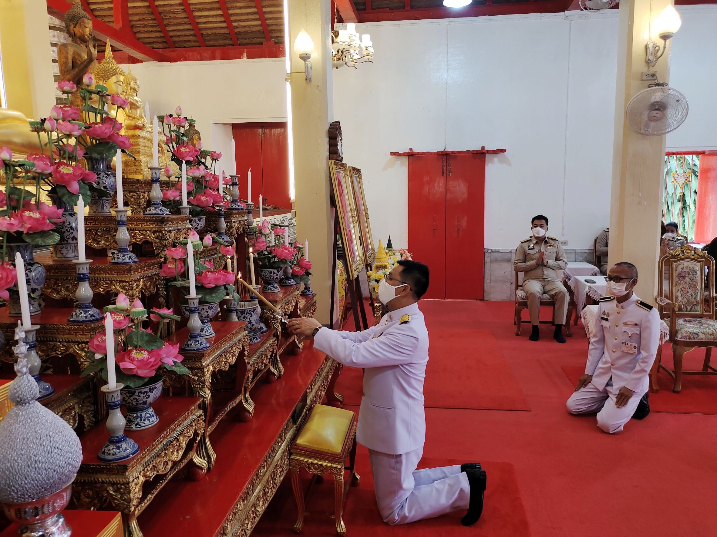 ท้องถิ่นจังหวัดน่านร่วมพิธีถวายภัตตาหารพระราชทานของพระบาทสมเด็จพระเจ้าอยู่หัว แด่พระภิกษุ สามเณร